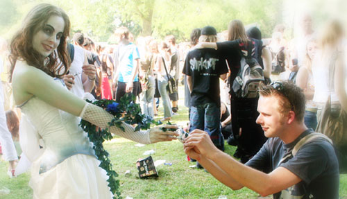 Inge @ Wantijpop 2006 (onderwijl de Corpse Bride ten huwelijk vragend - red)