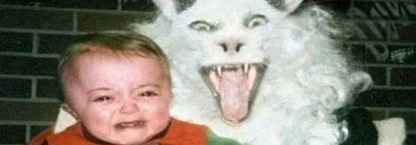 Vervelende paashaas met niet zo gelukkig kind